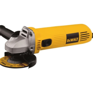 Esta ferramenta é para esmerilhar, lixar e cortar metais e pedras a seco, com design super atual a Esmerilhadeira angular 4.1/2" 700 watts rotação de 11.000 rpm - DWE4010 da Dewalt é indicada para os profissionais do setor automotivo e metal mecânica. Com seu potente motor de 700 watts proporciona maior durabilidade e rendimento, com 11.000 RPM proporcionando um trabalho mais rápido e eficiente para o operador. Empunhadura de 2 posições, para maior comodidade e controle durante as operações, interruptor deslizante com trava para maior comodidade do usuário em aplicações de longa duração, seu sistema de ventilação avançado fornece maior fluxo de ar, prolongando a vida útil do motor da sua ferramenta. A esmerilhadeira angular da Dewalt é a escolha certa para o seu trabalho!
